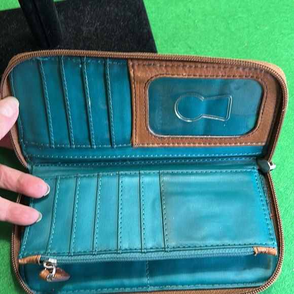 FOSSIL KEY PER POIKA DOT ZIP AROUND WRISTLET WALLET - Picture 6 of 14